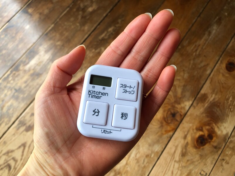 ダイソーの「ボタンの大きなキッチンタイマー」は、手のひらサイズ