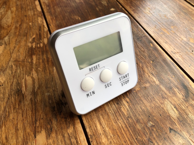 キャンドゥの「キッチンタイマー　スクエア」はスタンド付きで立てることができる