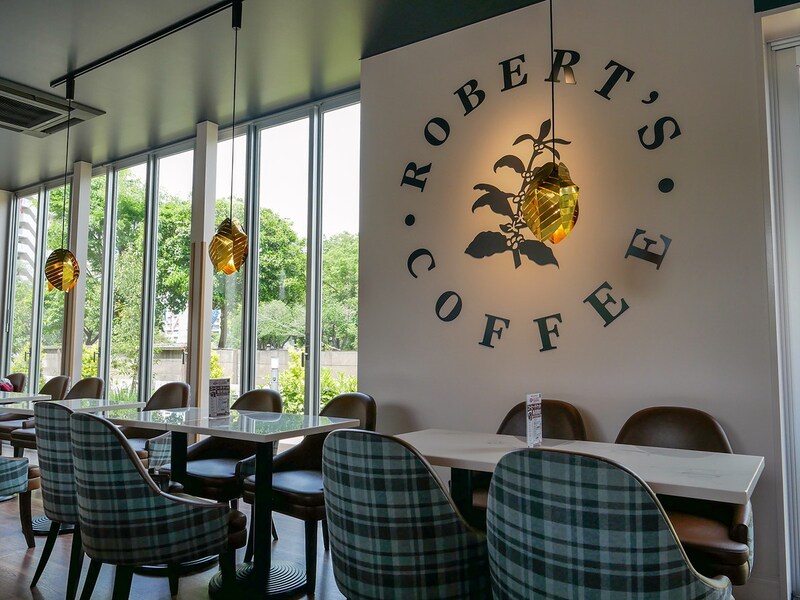 テーブル席やボックス席、カウンター席、ソファ席など席数は約70席