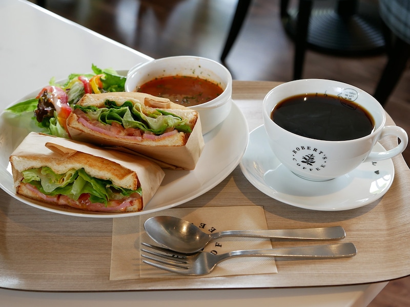 日替わりランチメニュー＜BLTサンドウィッチ ※本日のスープ、サラダ、ドリンク付き、11:00～14:00＞（税込1430円）