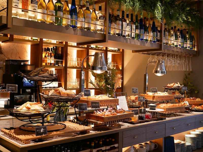 イタリアンレストラン「UNION SEAFOOD CAFE」（Bゾーン1階）……ランチタイムのパンブッフェが大人気。ディナータイムはオイスターバー＆イタリアンとしてにぎわっています