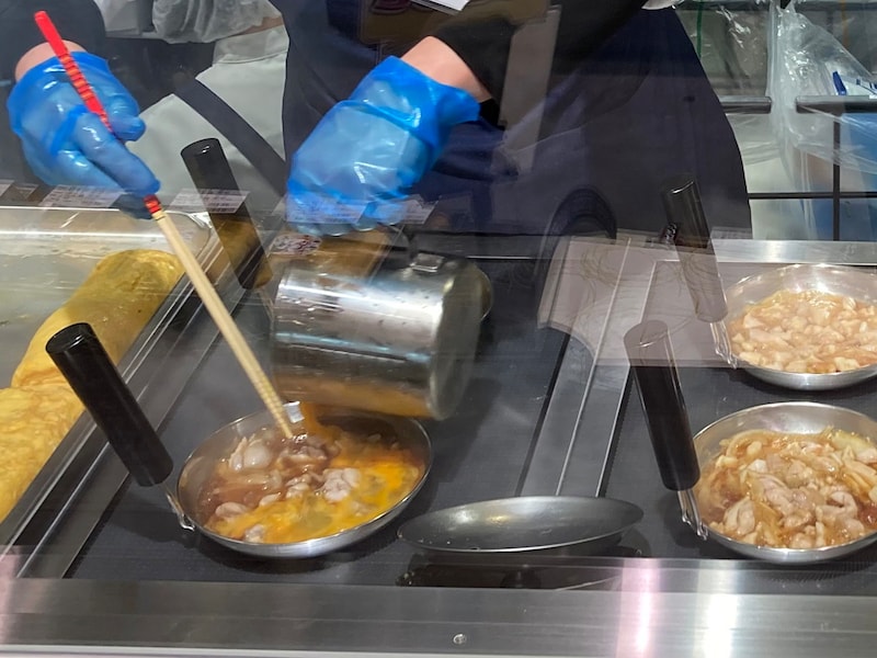 ガラス越しに調理する様子が見られる時間帯も（提供画像）