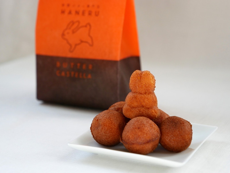 バターカステラ（プレーン、15個入、税込500円）には、1個だけウサギの形のカステラが入っています。「そのまま」食べた後は、レンジやトースターであたためると風味や食感が変化します