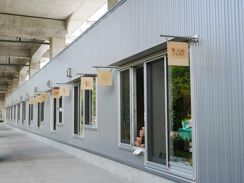 「YADORESI」に住むクリエイターが自由に使える「はなれマド」。道路から自由に観覧できます