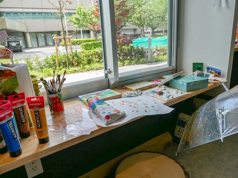 外に面した窓付きの小さなスペース「はなれマド」