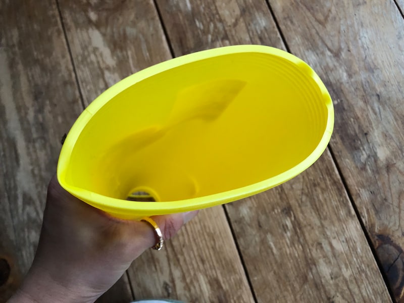 セリアの黄色の「メガホン」は手でおすと歪む程度の柔らかさ