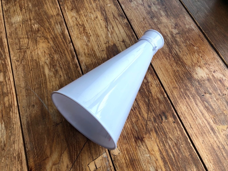 セリアの小さめサイズの「メガホン」