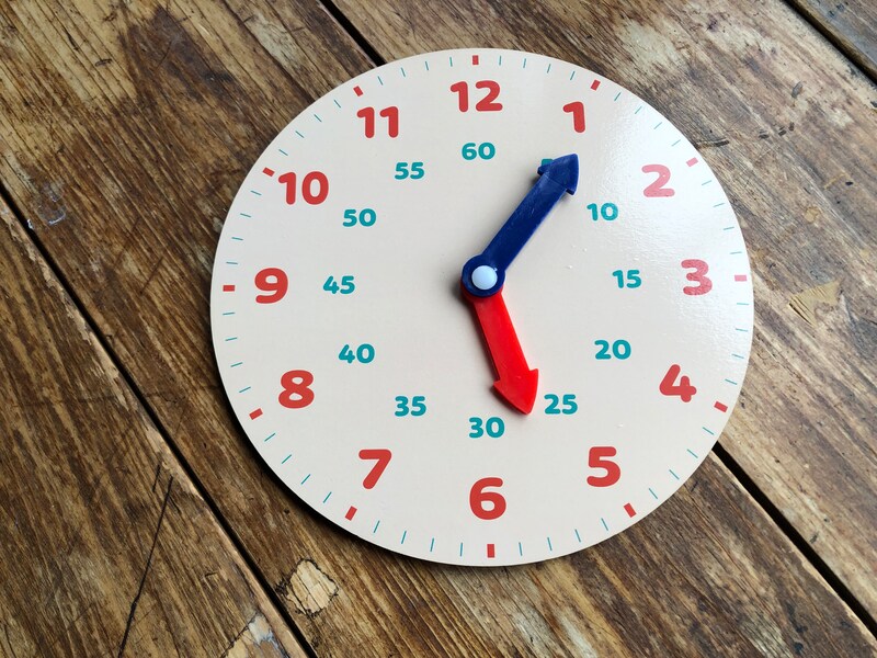 ダイソーの知育玩具「時計」は針の色が違う。また時間の読み方も書かれている