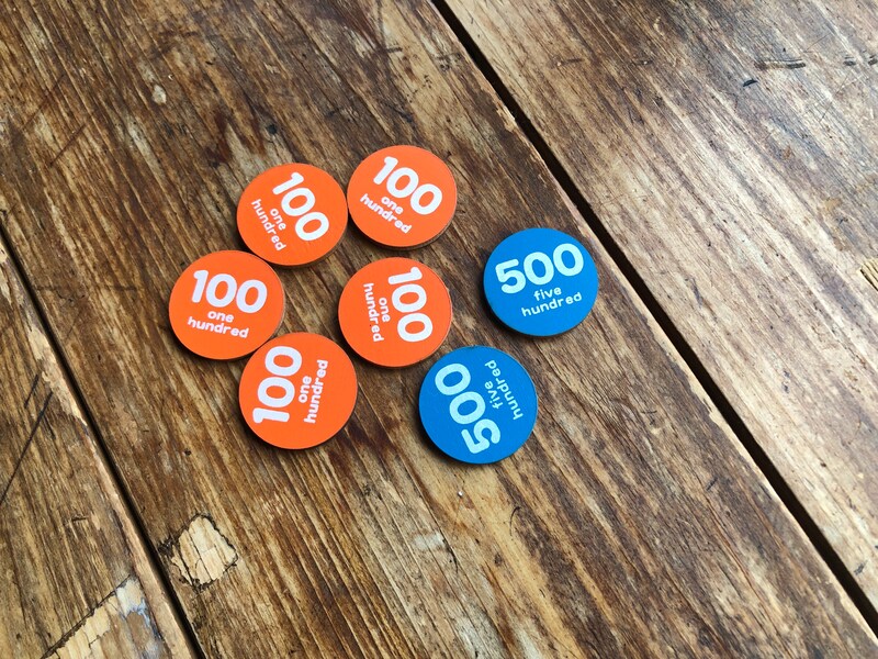 ダイソーの知育玩具「木のお金」は100円5枚、500円2枚のセット