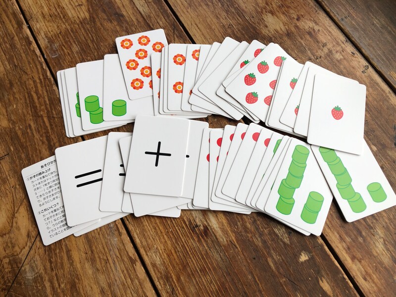 表には果物や野菜などのイラストが描かれている