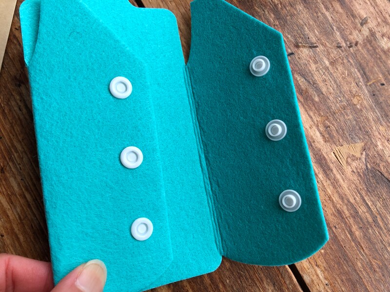 ダイソーの知育玩具「手先トレーニング（スナップボタン）」はスナップボタンがついている