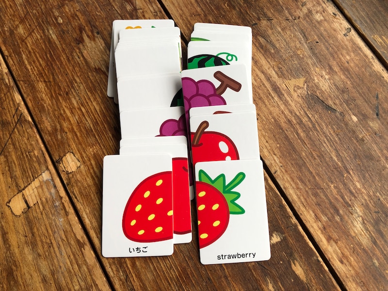 ダイソーの知育玩具「えあわせカード」はイラストが半分になっている