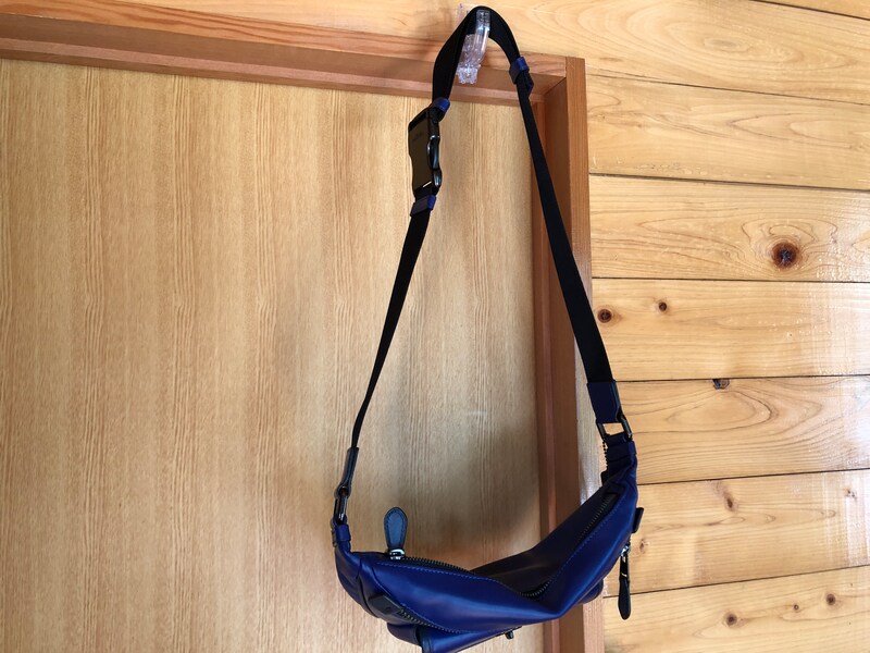 セリアの「透明で目立ちにくいかもいフック」はショルダー部分が太いバッグでもかけられる