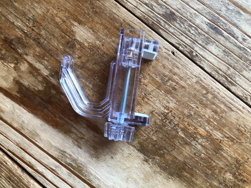 セリアの「透明で目立ちにくいかもいフック」は目立たないように透明になっている