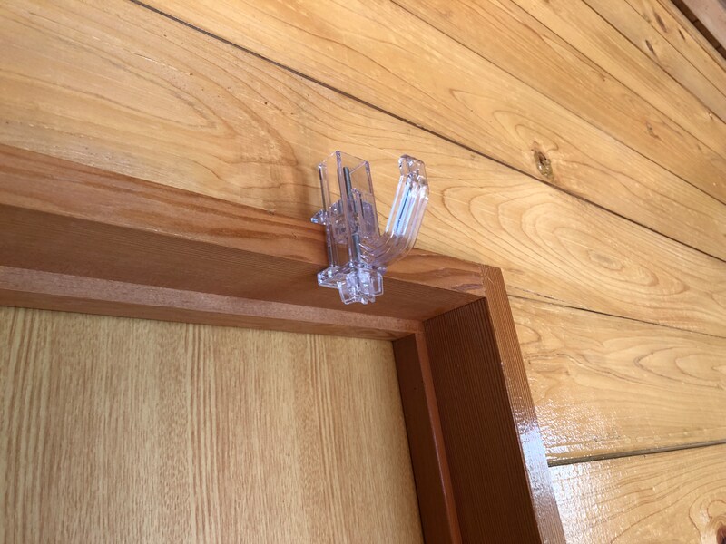 セリアの「透明で目立ちにくいかもいフック」をつけてみた