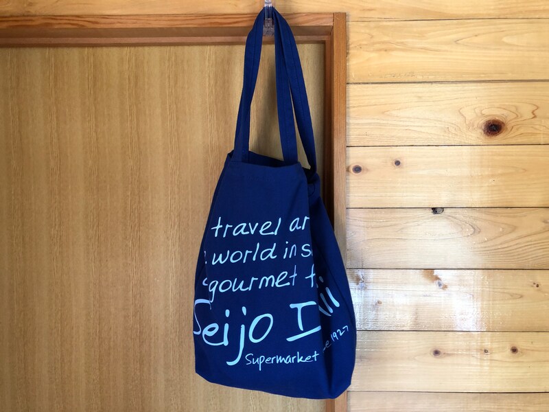 セリアの「透明で目立ちにくいかもいフック」はバッグの床置きを防げる