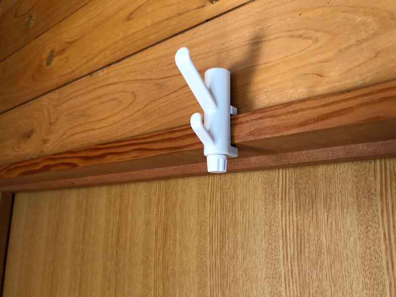 セリアの「Wかもいフック」はフックが2つ。重ねてかけられる