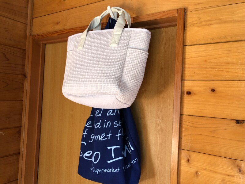 セリアの「Wかもいフック」には頻繁に使うバッグを2つかけてもよさそう