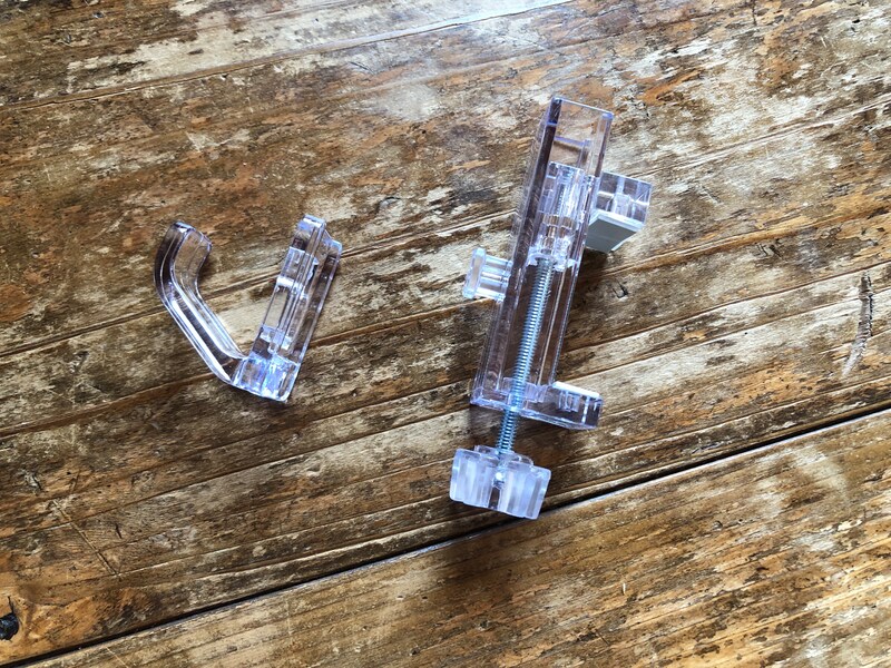 セリアの「縦にも横にもはさめるかもいフック」はフックが外れて向きを変えてつけられる