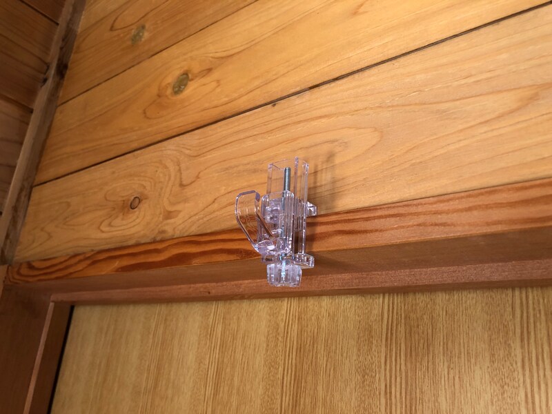 セリアの「縦にも横にもはさめるかもいフック」を縦につけてみる