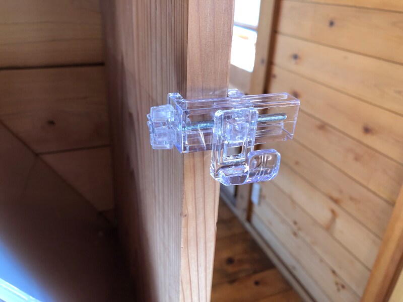 セリアの「縦にも横にもはさめるかもいフック」を横につけてみる