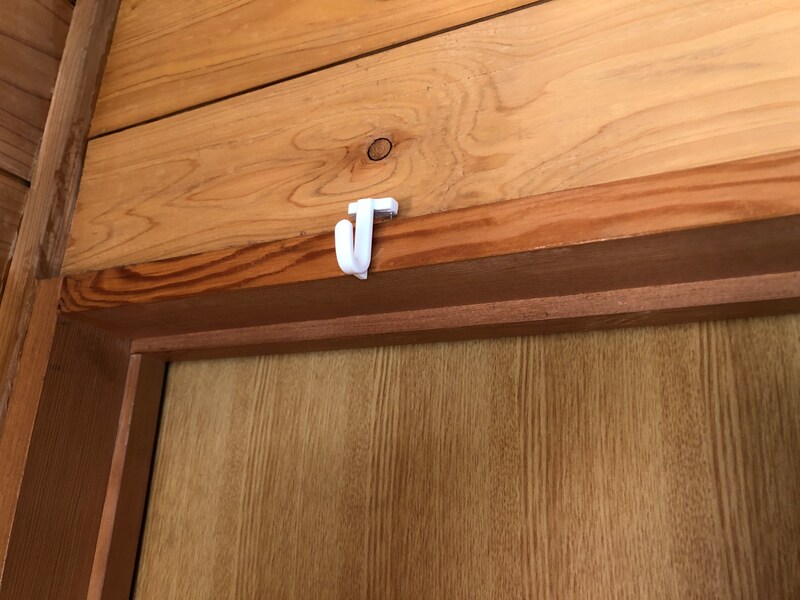 セリアの「かもいフック ミニ」は鴨居などにさせる