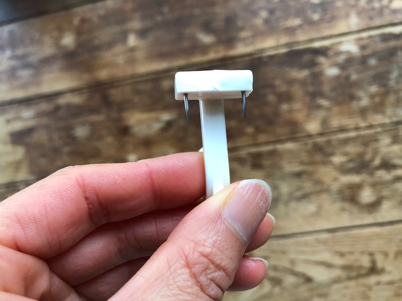 セリアの「かもいフック ミニ」はピンが2つついている