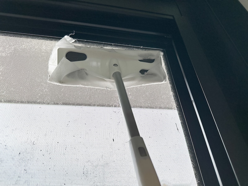 梅雨前に網戸掃除