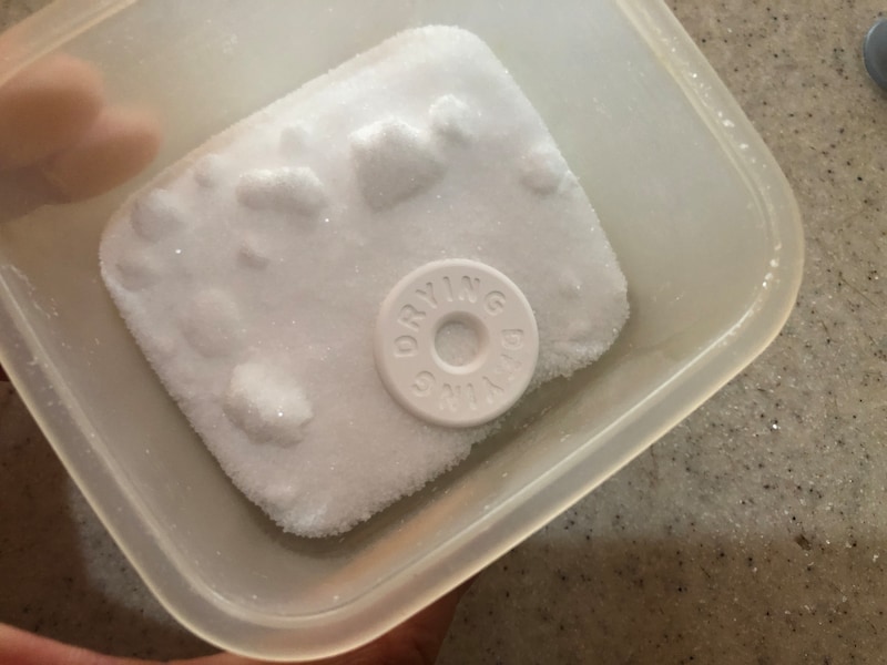 塩を入れている容器の中で湿気をとってもらう