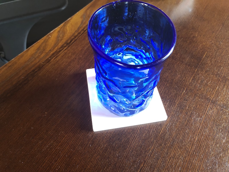 「吸水コースター」は一般的なサイズのコップも問題なくおける