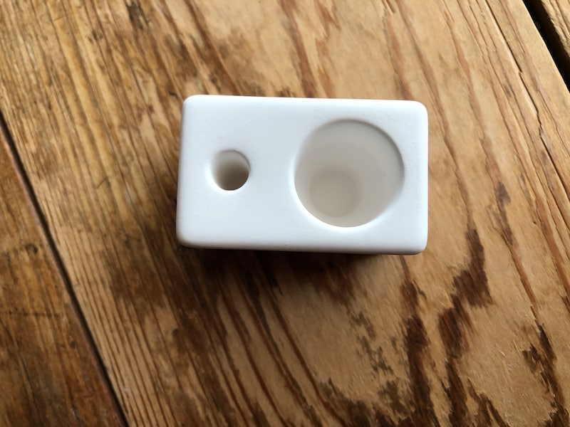 「珪藻土　歯間ブラシ&歯間フロススタンド」には大小の2つの穴があいている