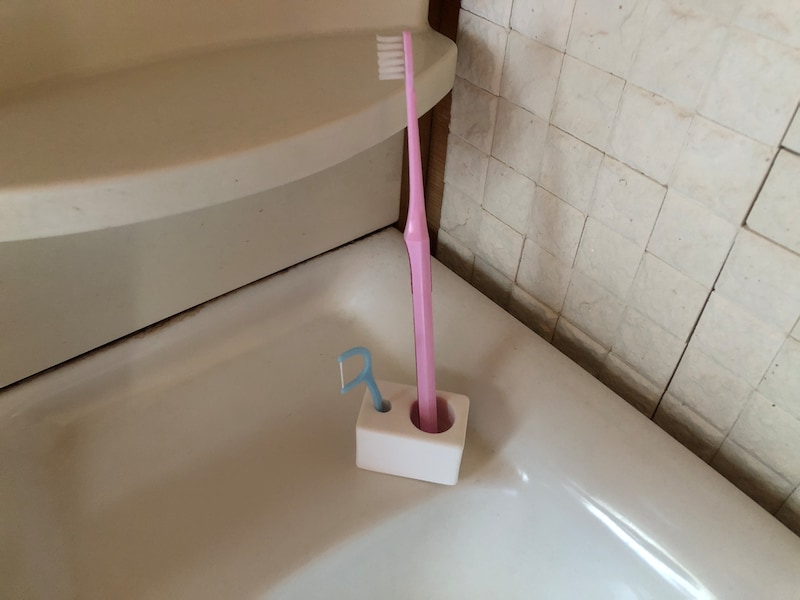 「珪藻土　歯間ブラシ&歯間フロススタンド」に歯ブラシとデンタルフロスを立ててみた