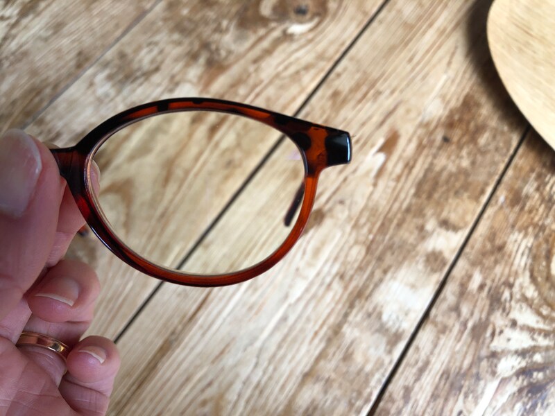 フレームは丸みがあり、レンズには若干色がついている
