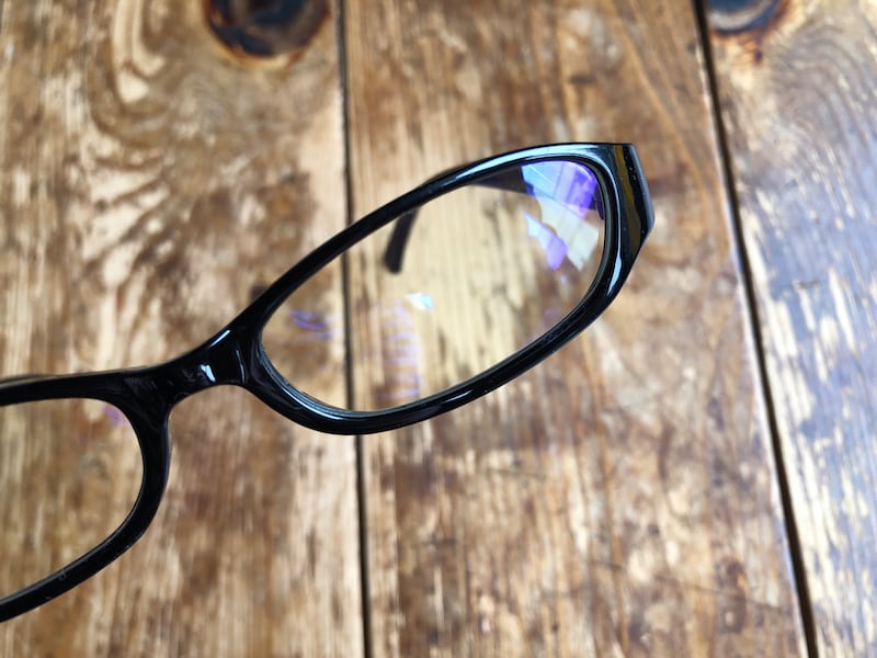 セリアの「PC老眼鏡　＋1.0」のレンズは、ほんの少し色味がある程度