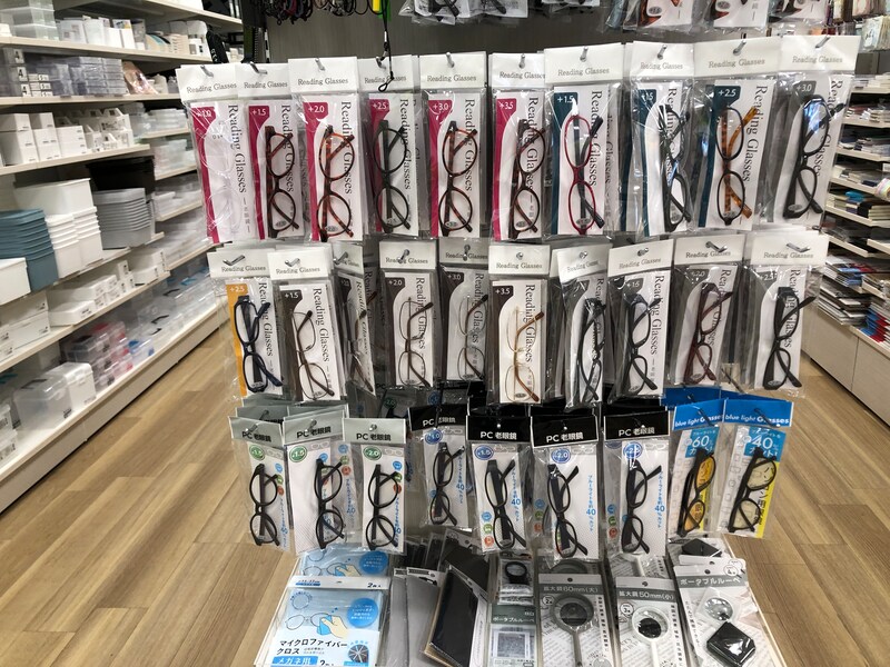 セリアではたくさんの老眼鏡が販売されている