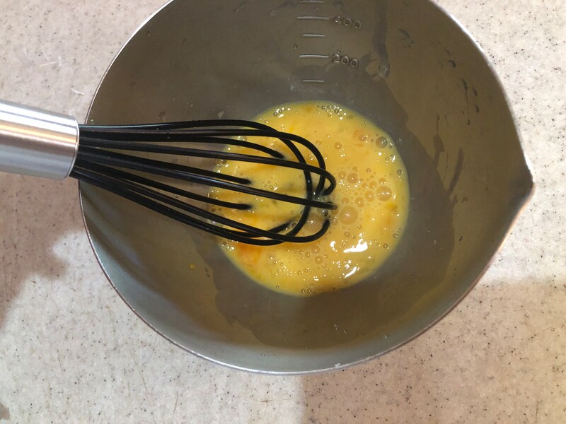 セリアの「シリコン泡たて（黒）」で、静かに溶き卵ができる