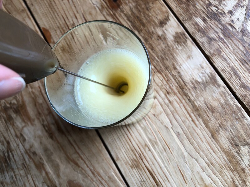 ダイソーの「カプチーノミキサー」でスムージーを泡立てる