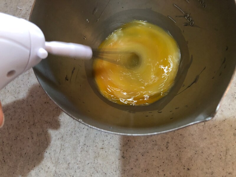 ダイソーの「ハンドミキサー」を使えば、溶き卵は一瞬でできる