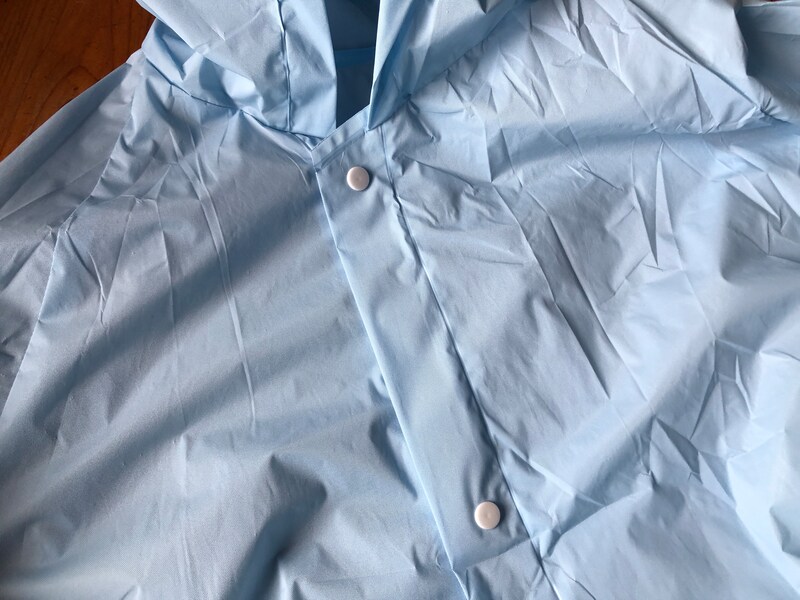 100均のカッパ、セリアの「レインコート　男女兼用　大人用」はボタンでとめる