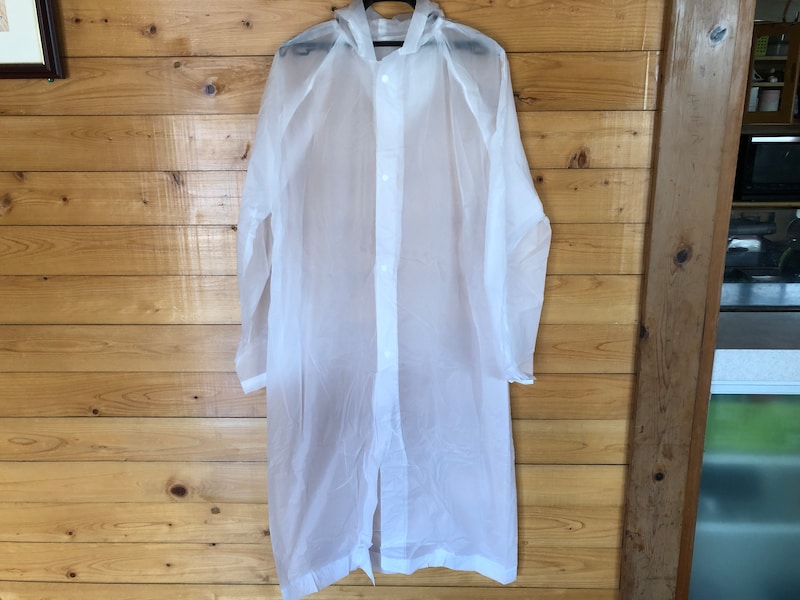 ダイソーの「レインコート　Lサイズ」は透け感あり