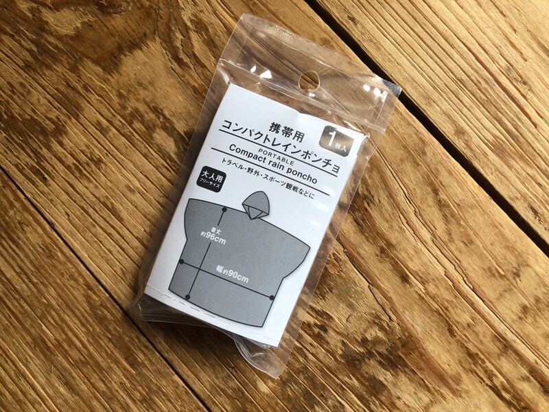キャンドゥの「携帯用　コンパクトレインポンチョ　1枚入り」