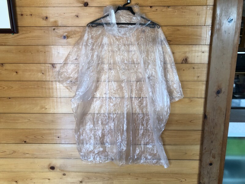 キャンドゥの「携帯用　コンパクトレインポンチョ　1枚入り」は本当に薄手