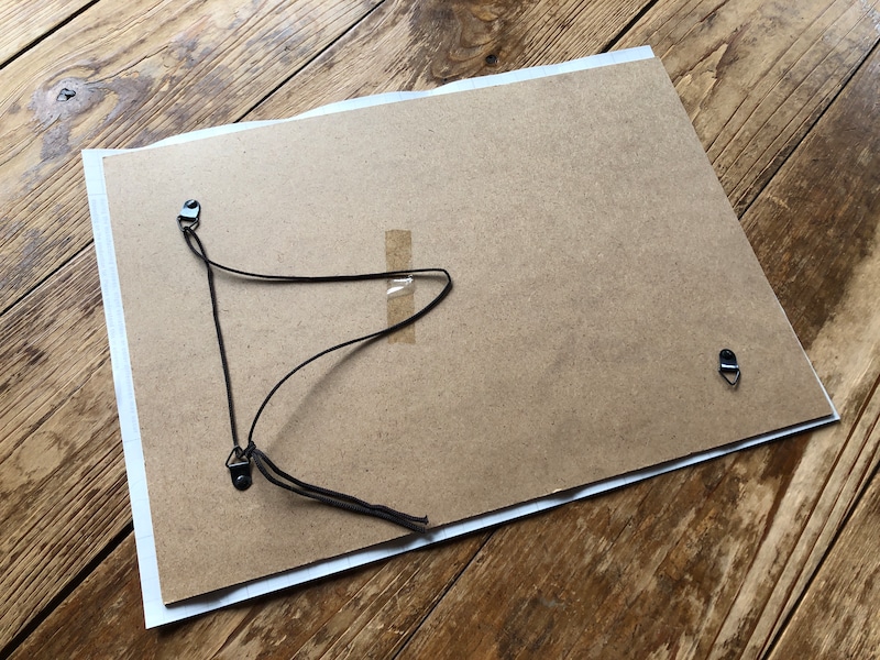 貼り付けるものの汚れをとって、サイズを合わせていく