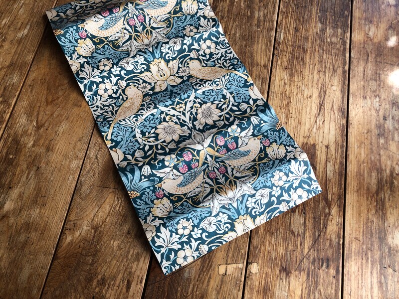 ダイソーのリメイクシート「いちご泥棒」のデザイン