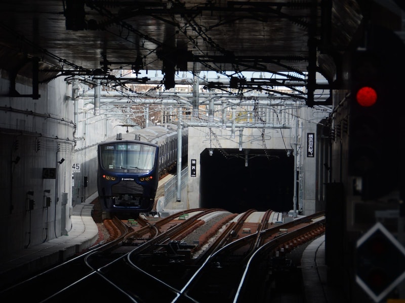 羽沢横浜国大駅を発車してJR線に乗り入れる相鉄12000系