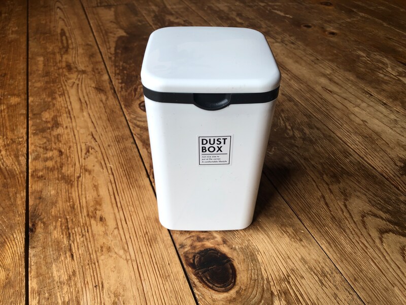 セリアの「トイレ用コーナーポット」