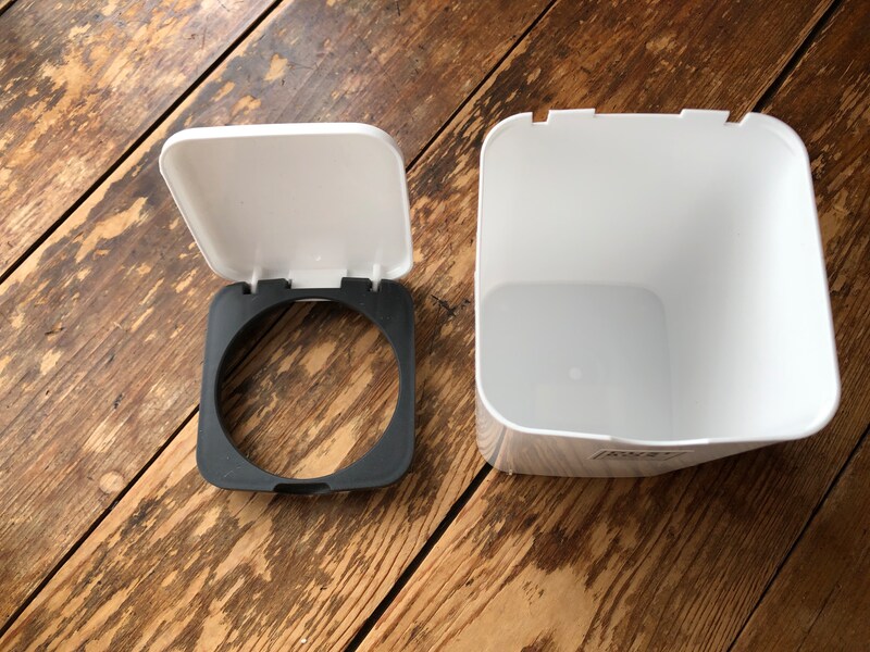 セリアの「トイレ用コーナーポット」のふたは取り外しができる