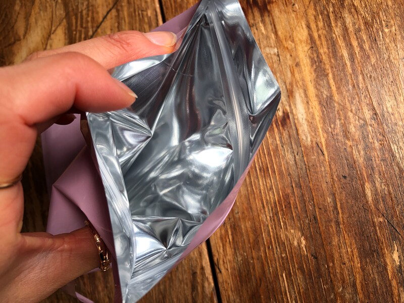 セリアの「サニタリーバッグ」は中身が透けないアルミ蒸着袋