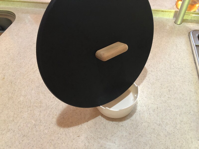 直径30cmほどの鍋蓋も立てられる