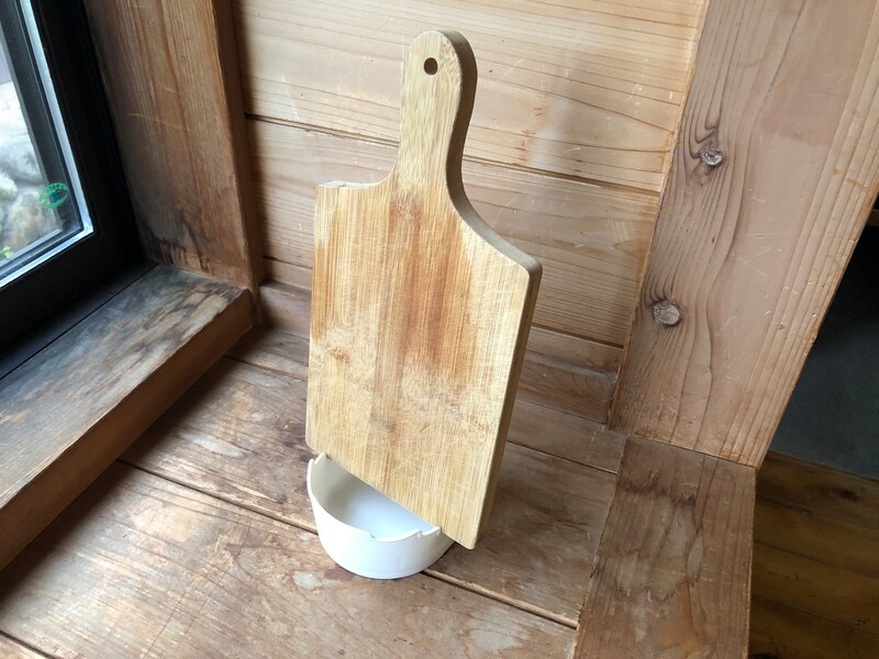 セリアの「クッキングスタンド」にはまな板も立てられる